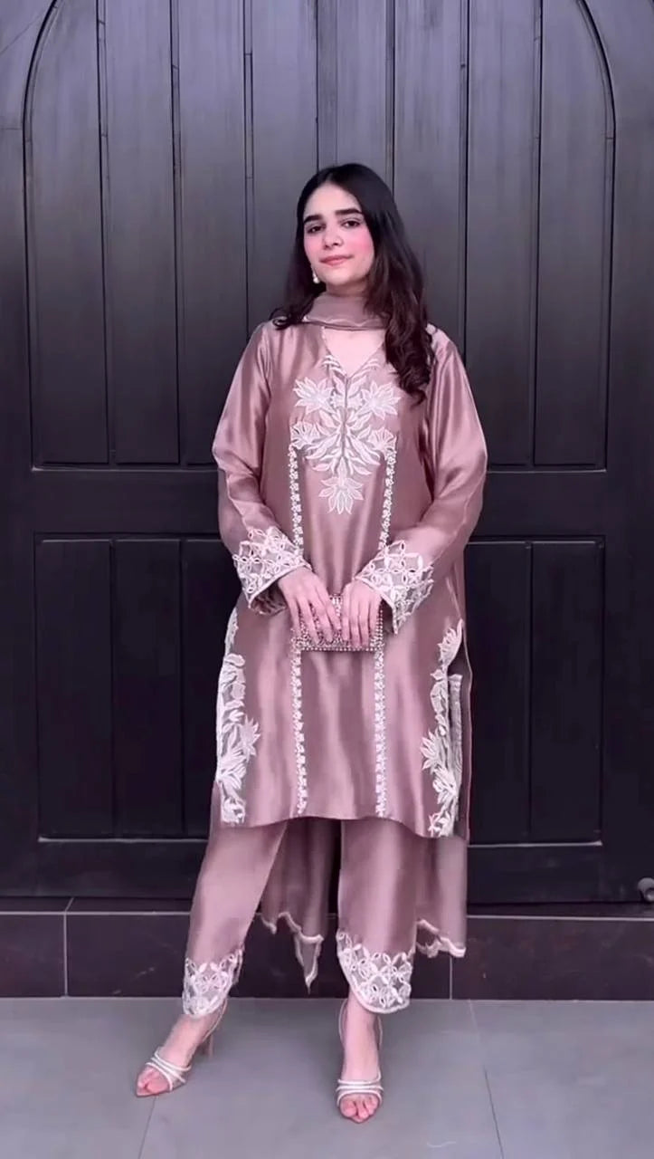 Smita - MC Elegant heavy natural crêpe silk suit set